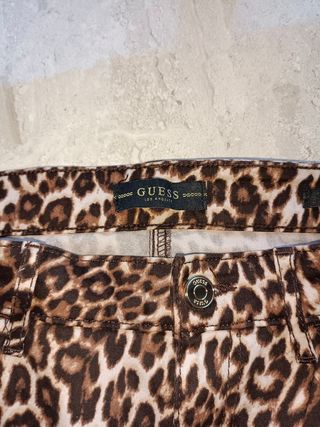 Pantalón Guess de leopardo nuevo