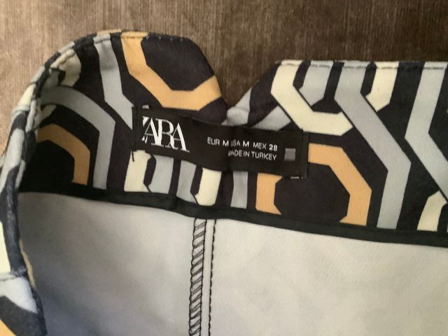 Pantalón estampado de Zara talla M