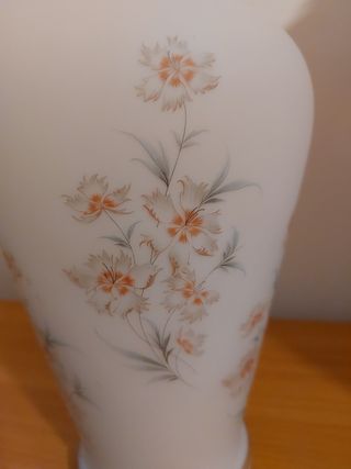 Vaso in opalina con motivi floreali