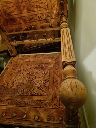 Sillas renacentistas con cuero repujado