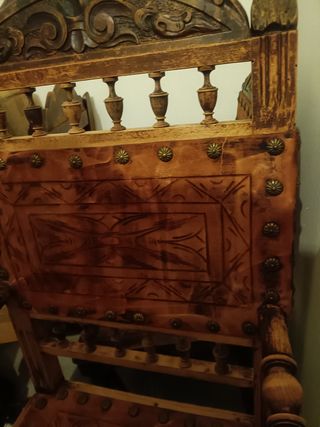 Sillas renacentistas con cuero repujado