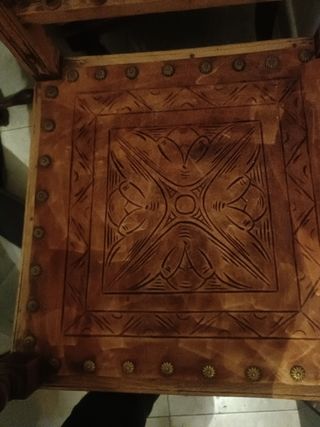 Sillas renacentistas con cuero repujado