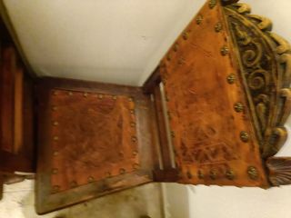 Sillas renacentistas con cuero repujado