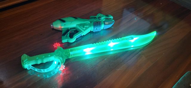 JUGUETE ESPADA CON LUZ y PISTOLA AGUA.