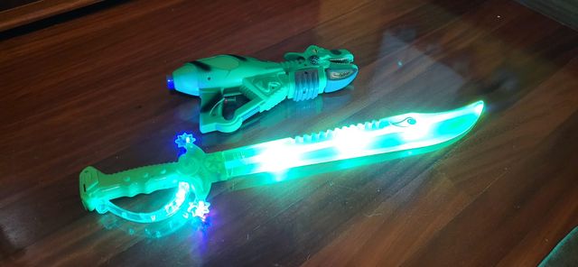 JUGUETE ESPADA CON LUZ y PISTOLA AGUA.
