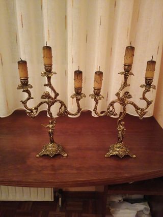 Candelabros y reloj de bronce