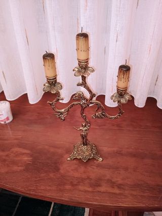 Candelabros y reloj de bronce