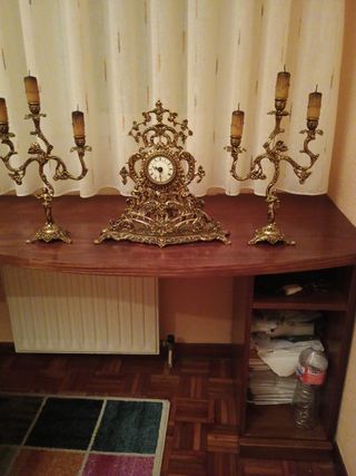 Candelabros y reloj de bronce