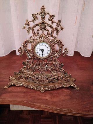 Candelabros y reloj de bronce