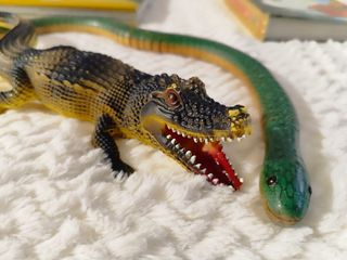 2 LIBROS DE ANIMALES+ 2 figuras