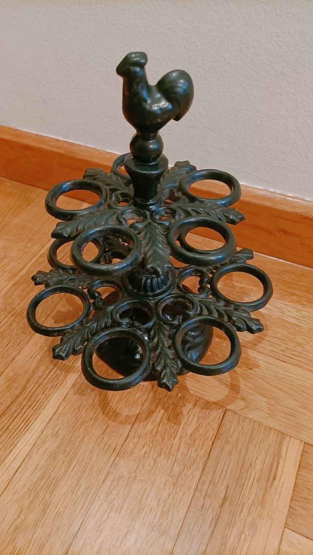 Huevera antigua de hierro.