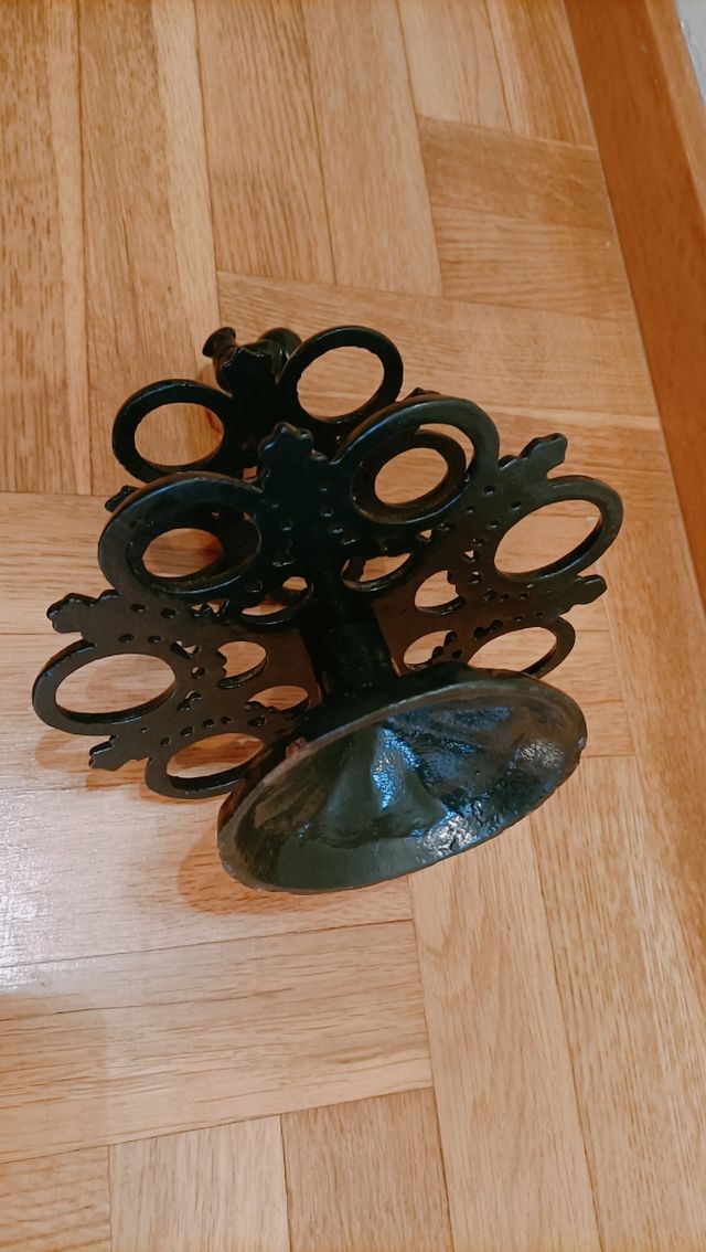 Huevera antigua de hierro.