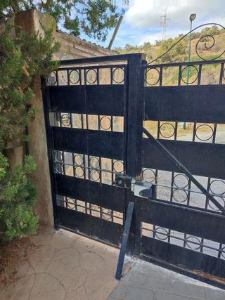 Cancela basculante y puerta peatonal