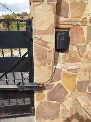 Cancela basculante y puerta peatonal