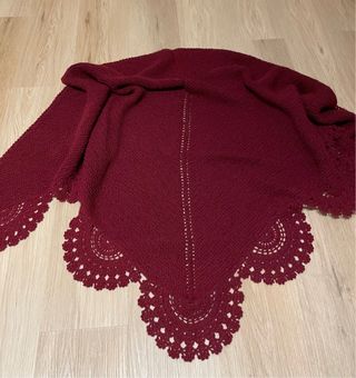 Chal triangular de punto granate