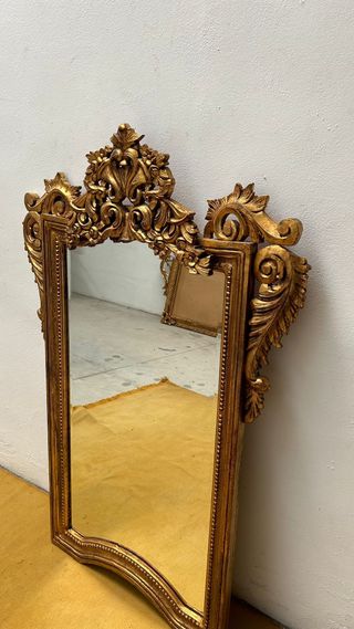 Espejo tallado en madera con cristal biselado