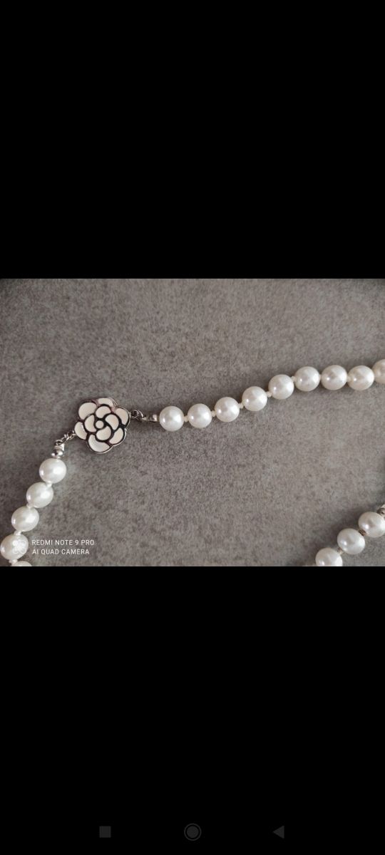 Collana lunga con rose bianche e nere