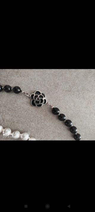 Collana lunga con rose bianche e nere