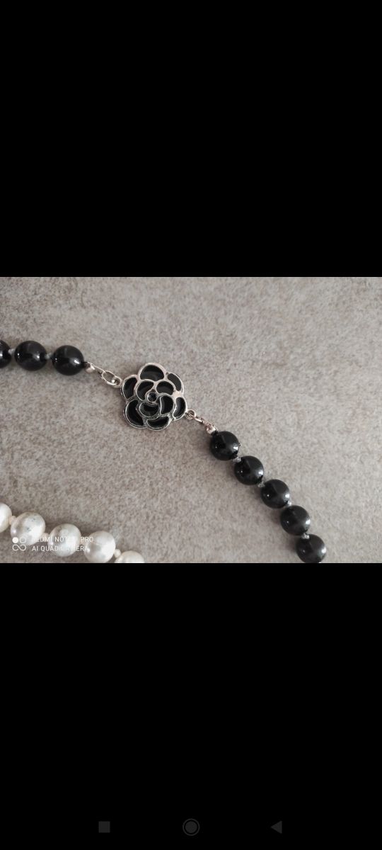 Collana lunga con rose bianche e nere