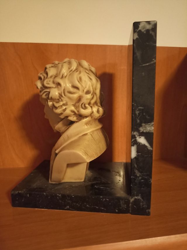 Busto de Beethoven sujeta libros de mármol.