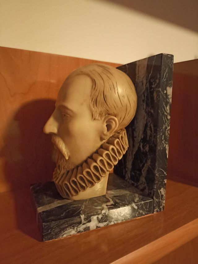 Busto de Cervantes sujeta libros de mármol