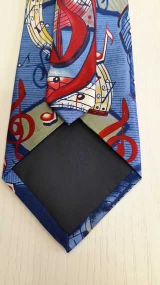 Cravatta colorata con chiave di violino