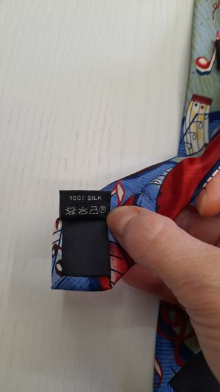 Cravatta colorata con chiave di violino