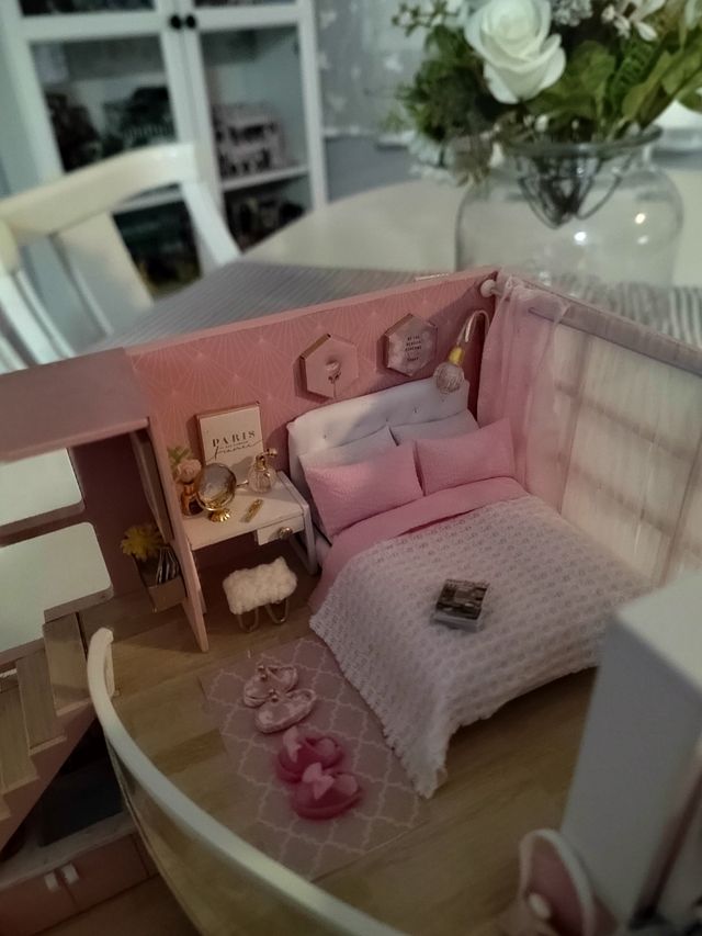 Casa de muñecas rosa