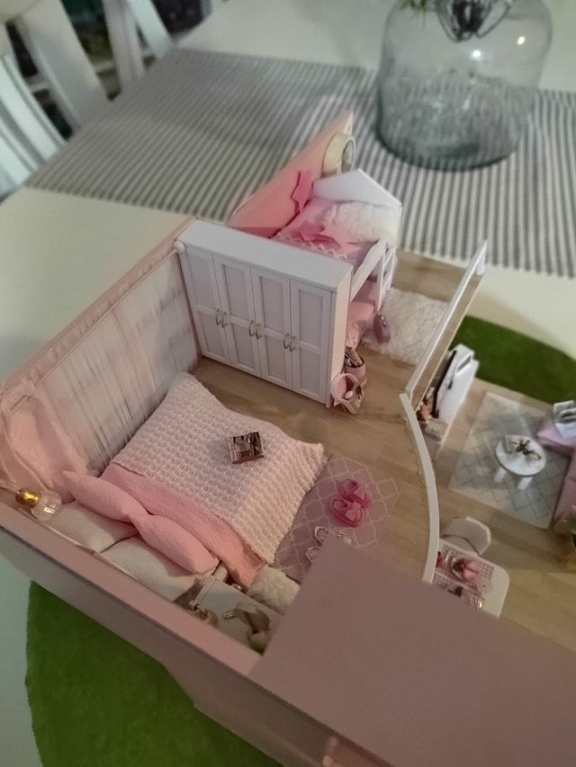 Casa de muñecas rosa