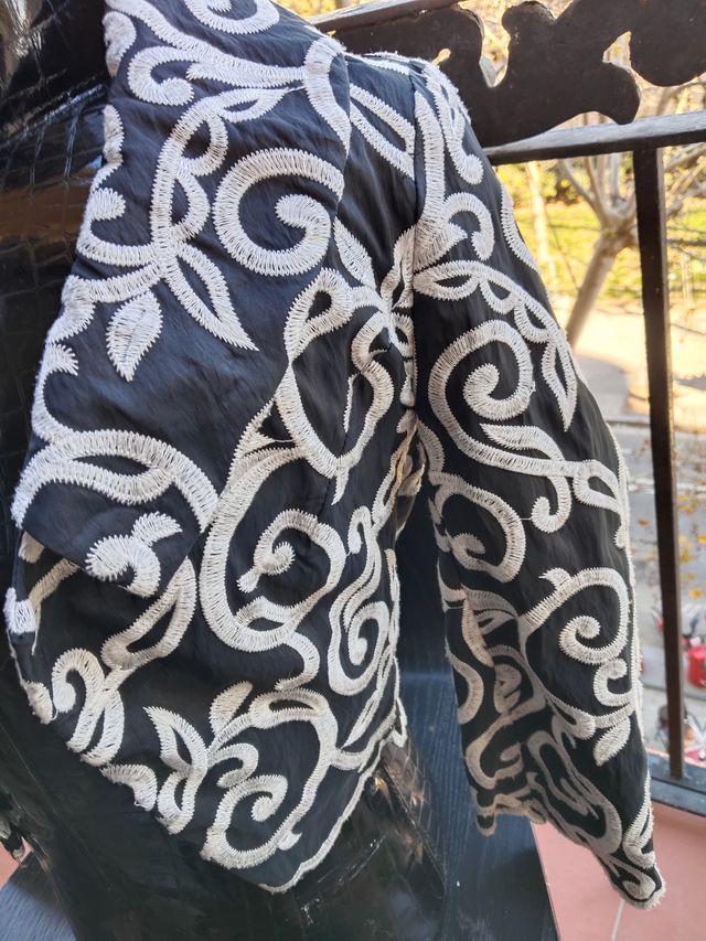 Chaqueta Negra Bordada en Blanco-T 38-Muy versátil