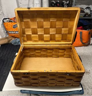 Baúl de madera de mimbre