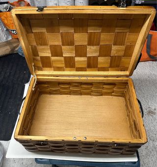 Baúl de madera de mimbre