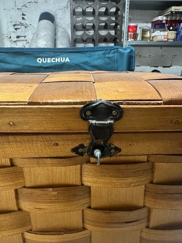 Baúl de madera de mimbre