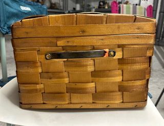 Baúl de madera de mimbre