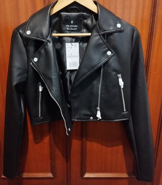 Cazadora negra crop Stradivarius .