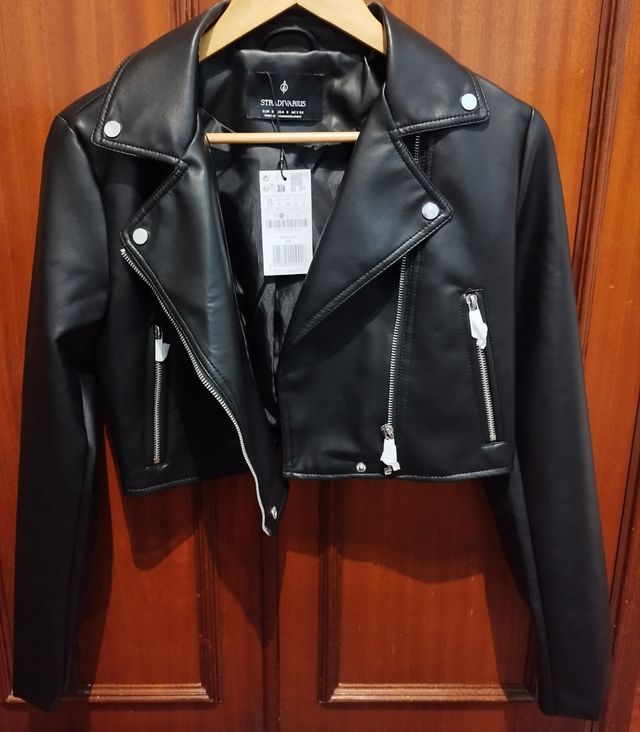 Cazadora negra crop Stradivarius .