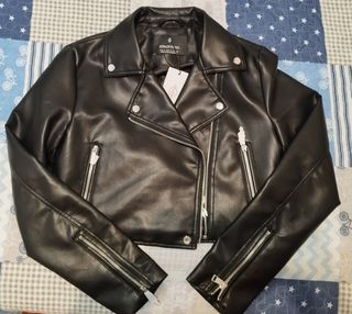 Cazadora negra crop Stradivarius .