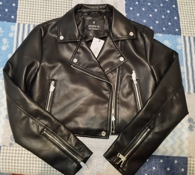 Cazadora negra crop Stradivarius .