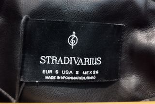 Cazadora negra crop Stradivarius .