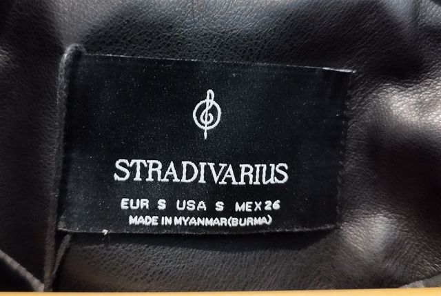Cazadora negra crop Stradivarius .