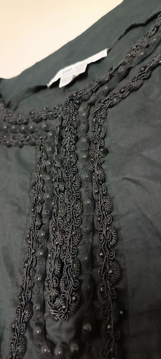 Camisa negra, talla M, Zara.