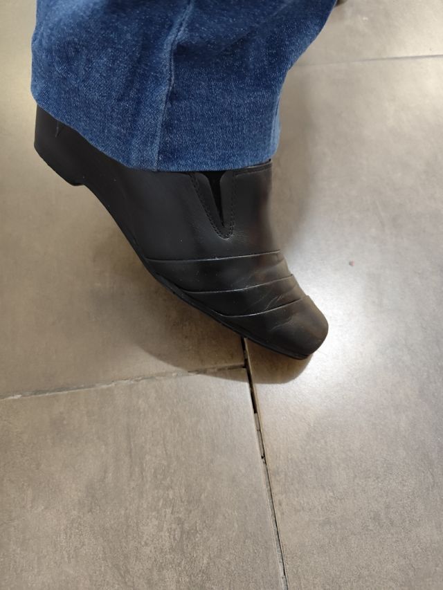 Zapato negro Clark abotinado