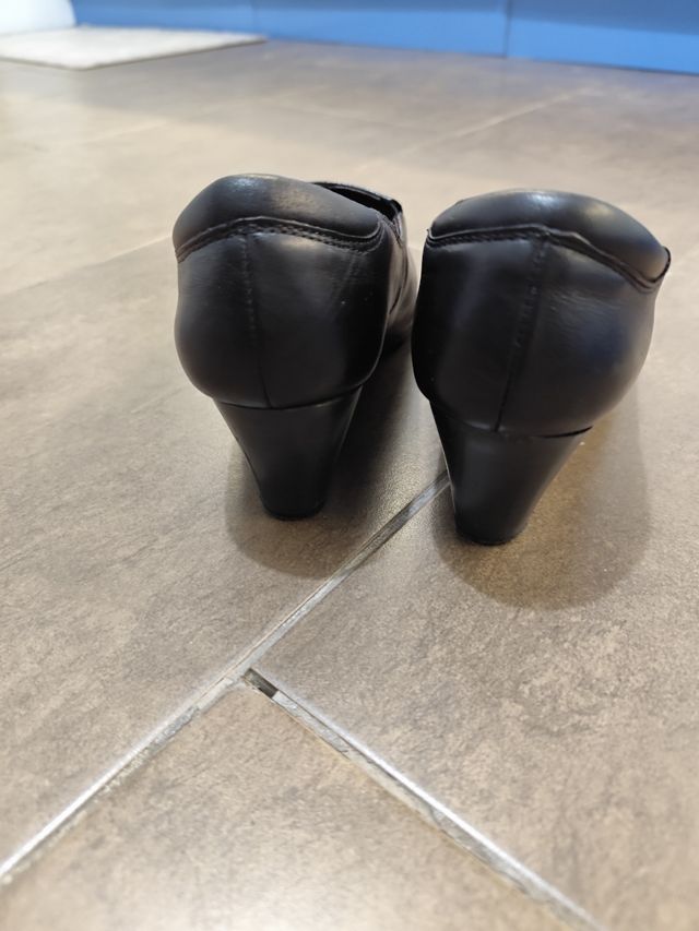 Zapato negro Clark abotinado