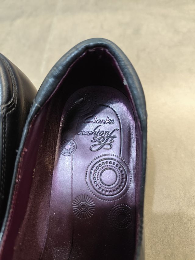 Zapato negro Clark abotinado