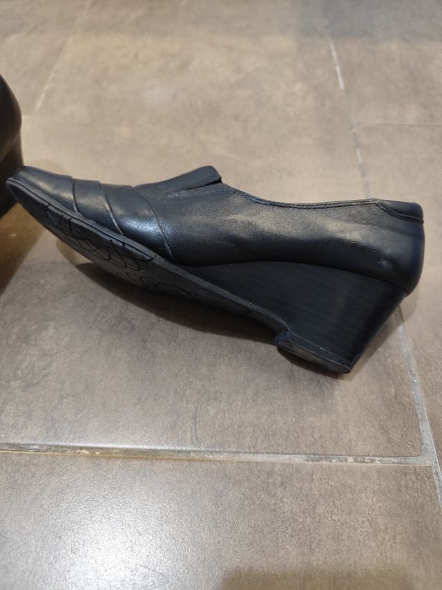 Zapato negro Clark abotinado