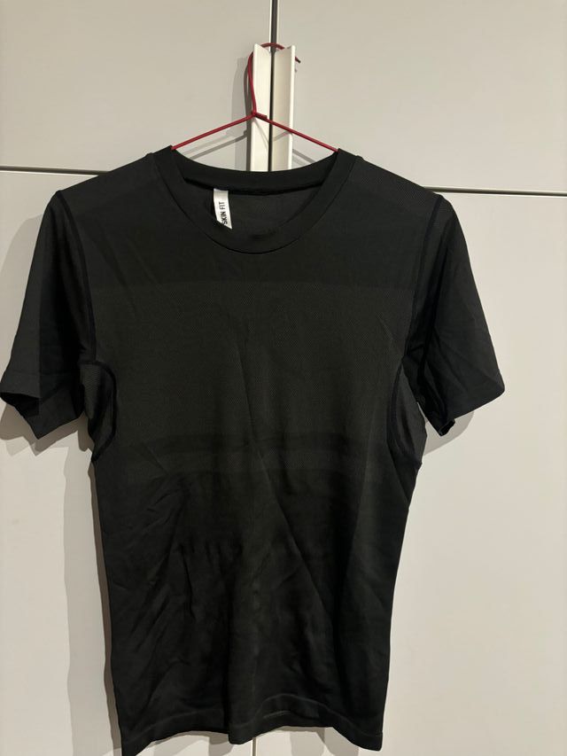 Camiseta negra ajustada