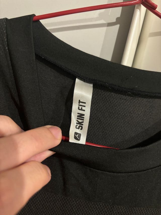 Camiseta negra ajustada