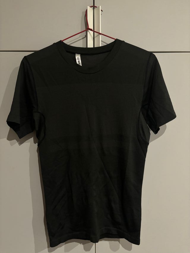 Camiseta negra ajustada