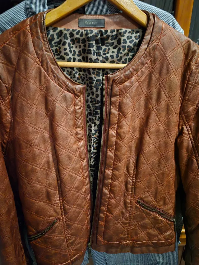 Chaqueta piel marrón + chaqueta marrón. El lote.