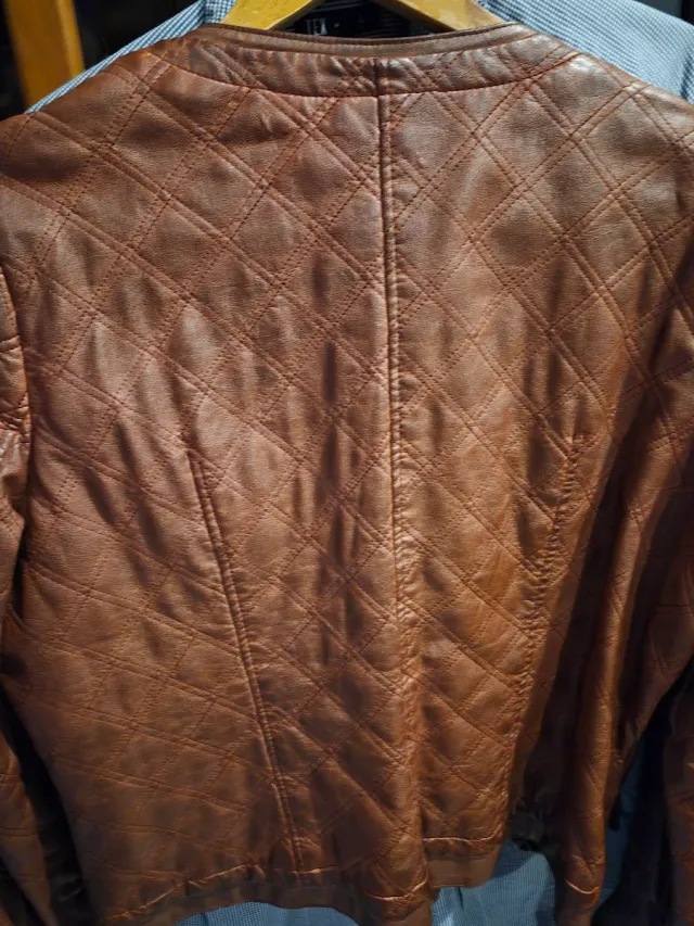 Chaqueta piel marrón + chaqueta marrón. El lote.